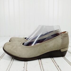 Cobb Hill by New Balance Tan Wedges with 2 pairs no-show socks 👜👠